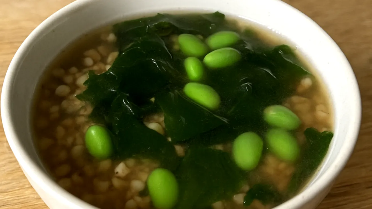 Buchweizen-Miso-Suppe mit Wakame-Algen und Edamame"
