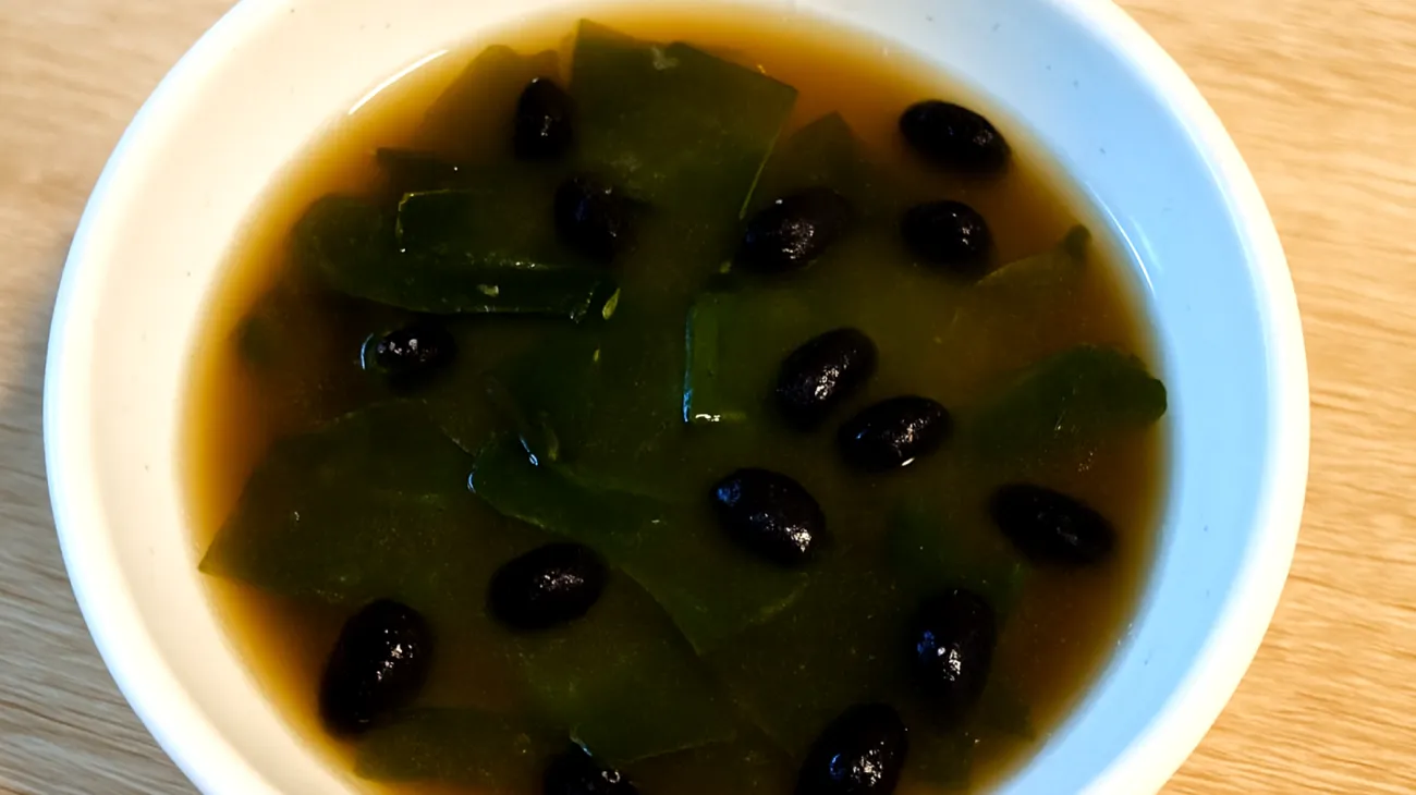 Miso-Suppe mit Wakame-Algen und fermentierten schwarzen Bohnen"
